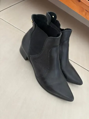 Bota sem salto bico fino em couro