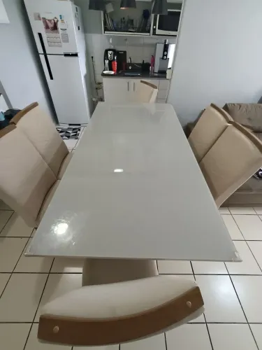 Mesa com 6 cadeiras com design moderno cor creme.