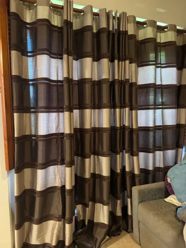 Duas cortinas Esta é uma cortina de ilhós listrada marrom e bege