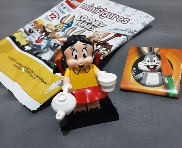 LEGO minifigura Petunia Pig (completa, com acessórios, base e catálogo)