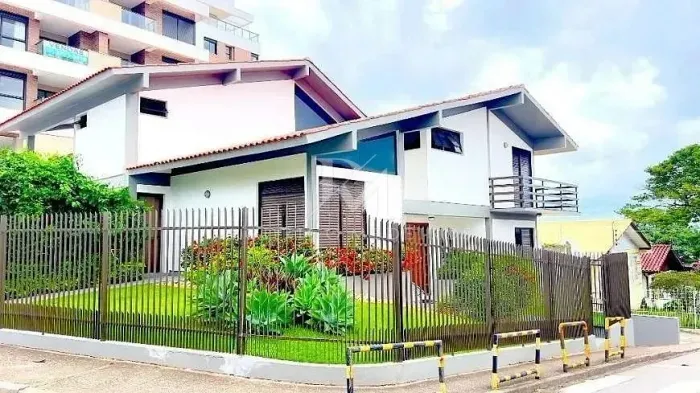Casa com 4 quartos e piscina em Itaguaçu, Florianópolis