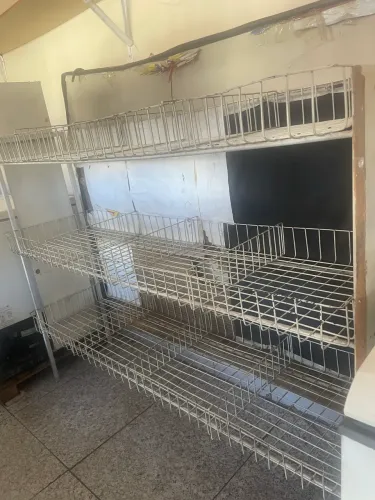 Prateleira em tela de aço