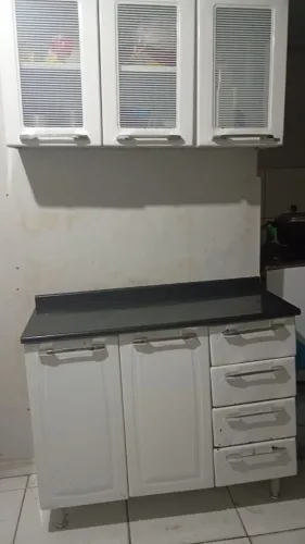 Vendo um armário de parede e um balcão