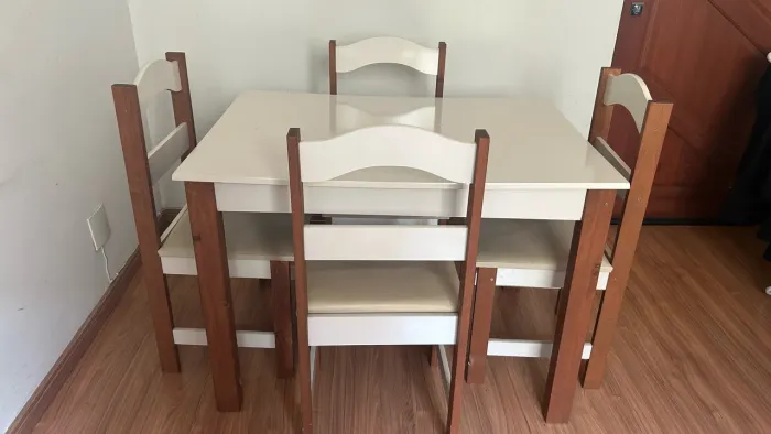 Mesa de quatro lugares