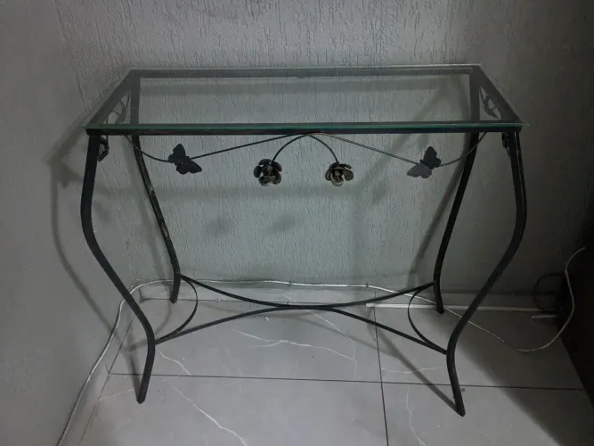Aparador antigo com tampo em vidro