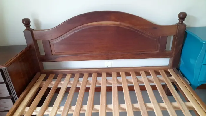 Cama de Casal em Madeira Maciça