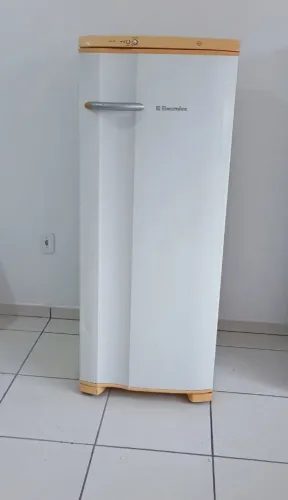 Vendo geladeira Electrolux gelo seco funcionando perfeitamente