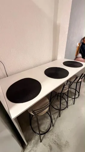 Mesa / Passa prato com banquetas 