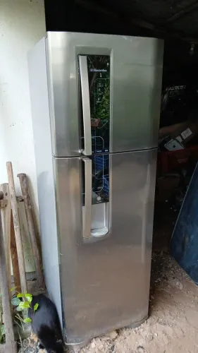 Geladeira Electrolux p/ peças ou conserto. 