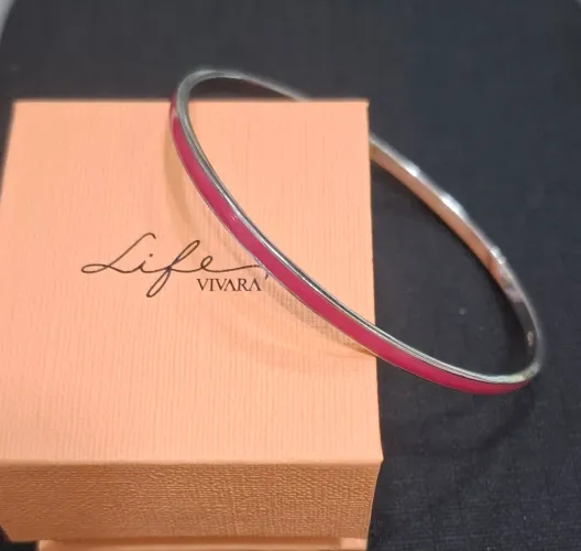 Bracelete em prata 925 esmaltado em rosa Vivara usado