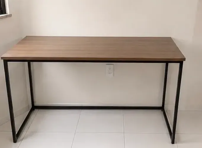 Mesa de escritório estilo industrial
