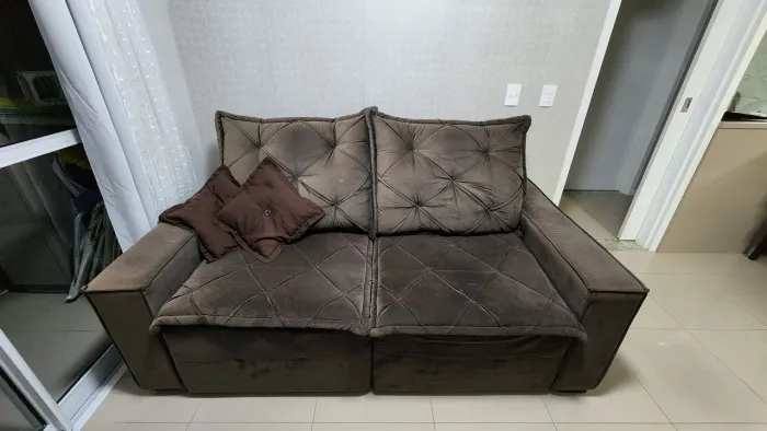 Sofá retrátil suede marrom mola ensacada.