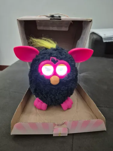 Furby preto e rosa