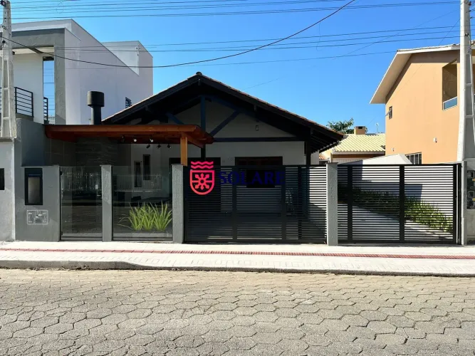 Linda casa com 3 suítes em Bombas
