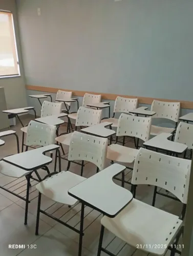 Jogo com 12 Cadeiras Universitárias plástico reforçado branca estrutura metalon