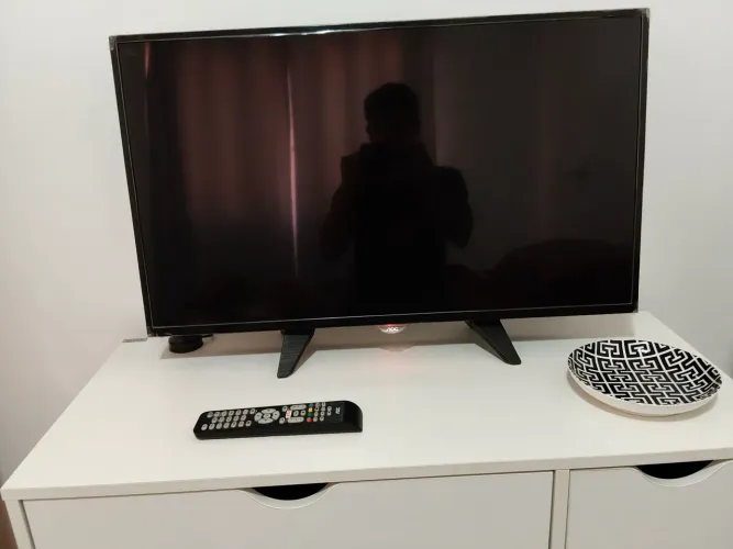 TV AOC Smart LED 32" com Suporte de Parede + Pés - Netflix e YouTube