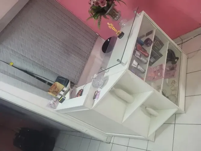 Balcão expositor com vidro para loja ou salão de beleza