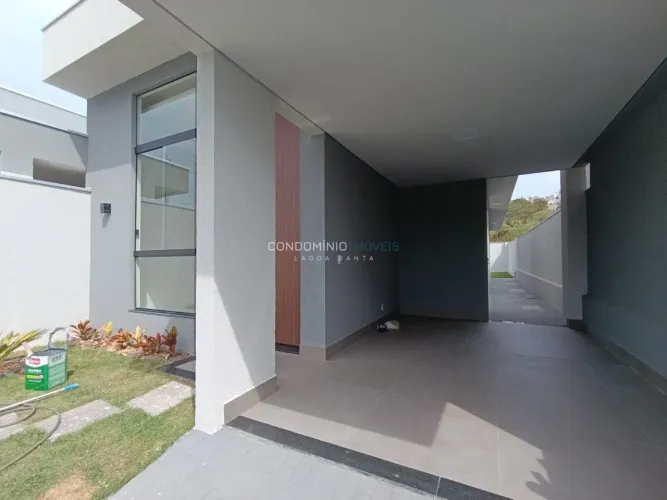 Casa Moderna com Pé-Direito Alto, Suíte com Closet e Amplo Quintal Gramado