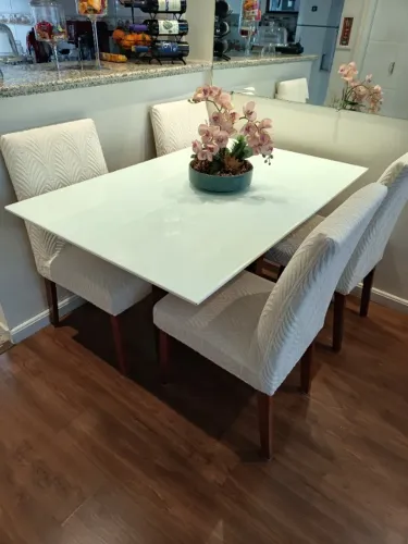 Mesa de jantar com 4 cadeiras 