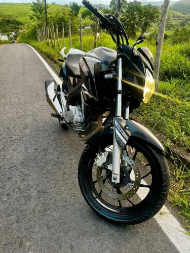 Moto 100% espetacular sem nada pra fazer