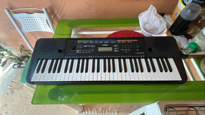 Teclado yamaha psrE253