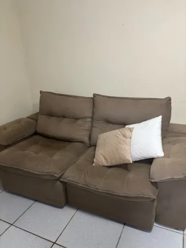Sofá retrátil, semi novo, cor chumbo.