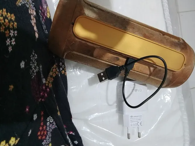 Par de caixas de som JBL. NÃO SEGURAM CARGA, FUNCIONAM 100%LIGADAS NA TOMADA 