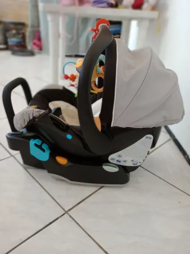 Bebê conforto com base + redutor + brinquedo mordedor + mosqueteiro