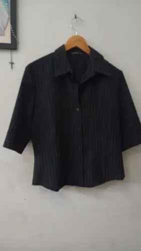? *BLUSA SOCIAL RISCA DE GIZ - TAMANHO 44*