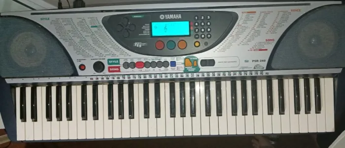 Teclado Yamaha PSR - 240 c/ suporte