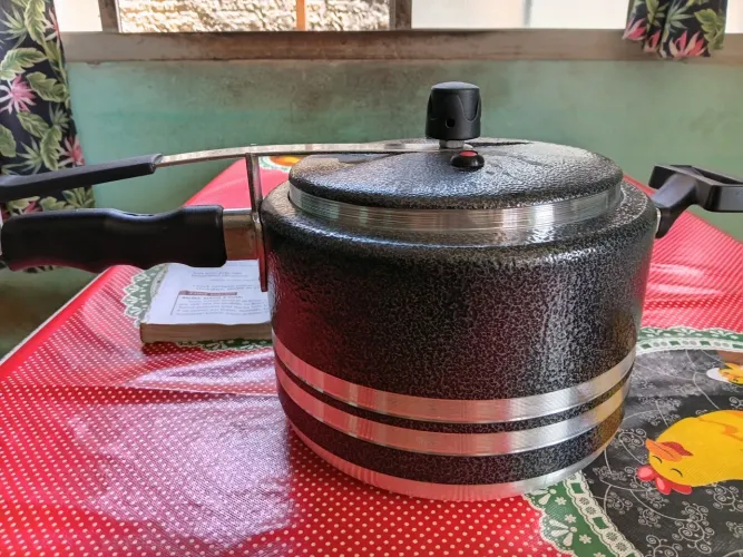 Vende-se panela de pressão 5 litros e meio por 350