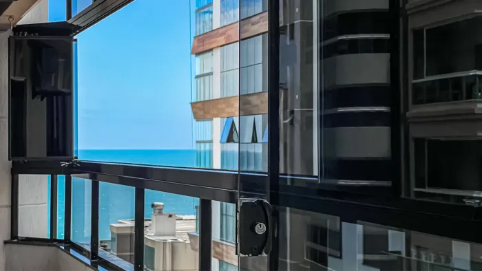 APARTAMENTO QUADRA MAR COM 03 DORMITÓRIOS | MEIA PRAIA