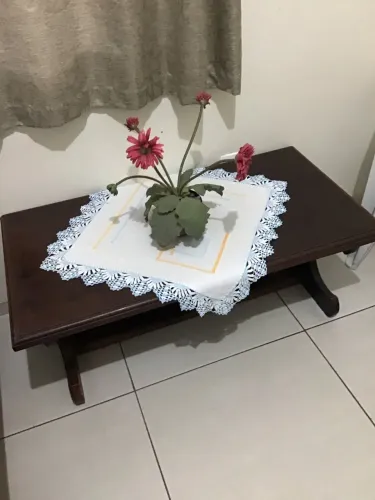 Mesinha de centro mad. Maciça só 390 reais