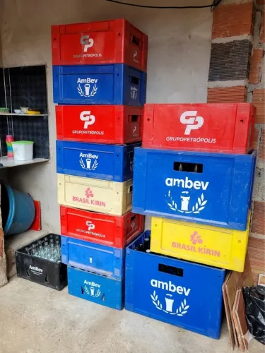 20 Engradados de cerveja completos com garrafas