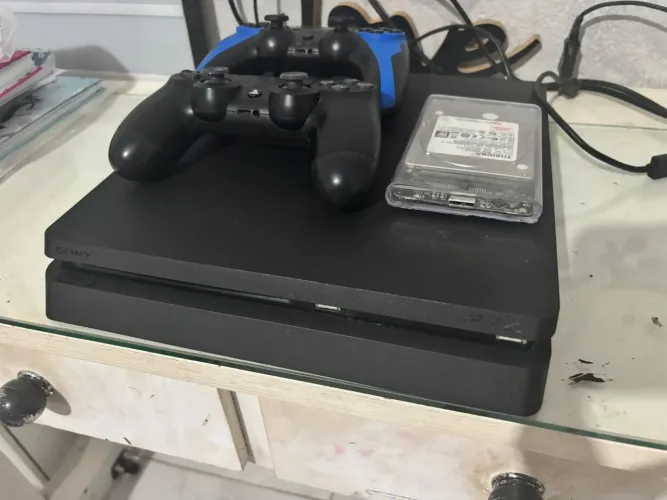 Playstation 4 com 2 controles e hd externo