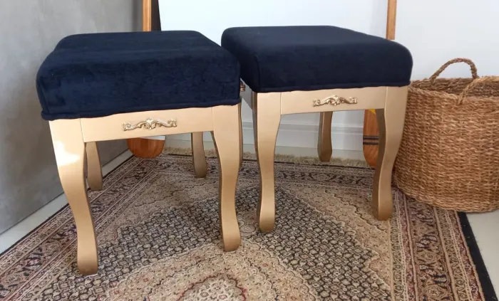 Vendo banquete/puff  estofado preto, pé dourado. 