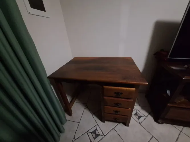 Mesa de madeira maciça