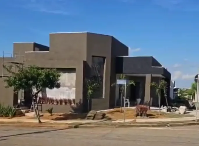 Casa com piscina condomínio jardim
