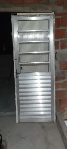 PORTA DE ALUMÍNIO USADA