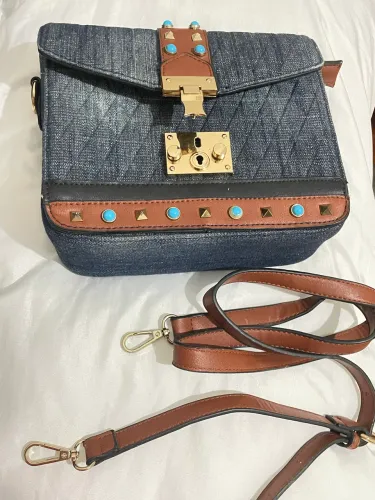 Bolsa Transversal Jeans com Tachas e Pedras Turquesa (Estilo Valentino)