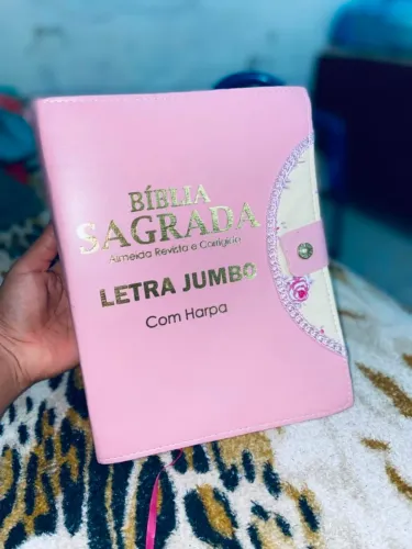 Bíblia feminina letra Jumbo , nova , nunca foi usada!! No precinho pra vender logo