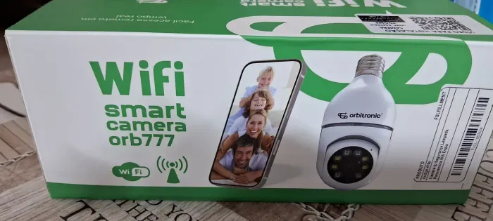 Câmera Wi-Fi, usada mas perfeita, emite som e é só conectar no bocal da lâmpada.