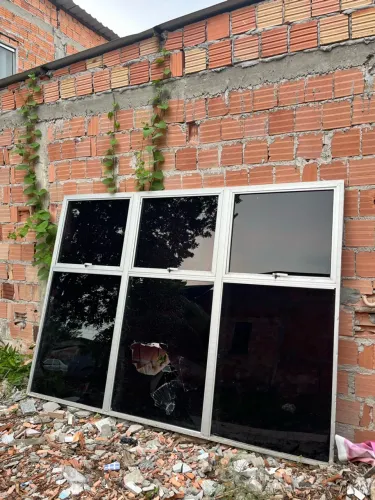 Janela de vidro com esquadria e vidro .