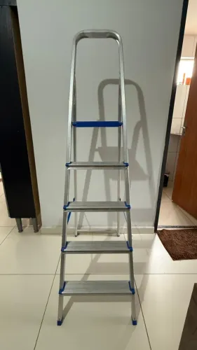 Escada de Alumínio Semi-Nova