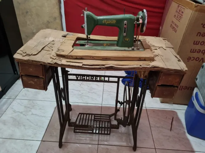 Vende-se uma máquina de costura só precisa reformar o móvel dela
