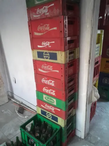 Caixas vazias e cheias de cerveja 300,600 e litrao ambev  refrigerante 1L e 1,5L coca cola