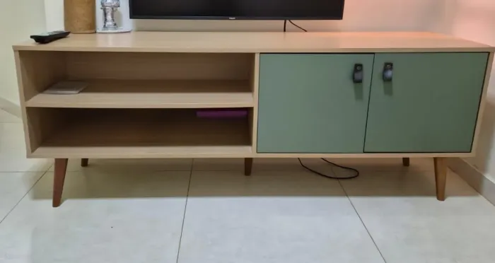 Vendo Rack para TV Estilo Retrô (Madeira com Portas Verdes) 1 ano e meio de uso 