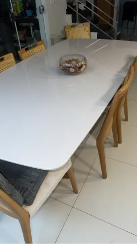 Mesa de jantar de laca e madeira maciça