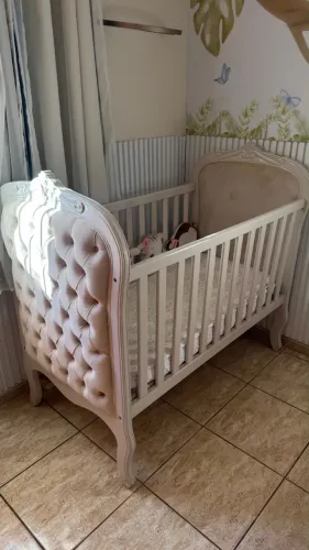 Conjunto três peças , Berço com cadeira de amamentação com balanço e puff. 