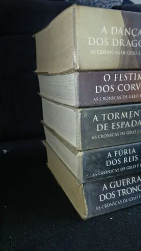 Vendo coleção com 5 livros de As crônicas de gelo e fogo, de George R.R. Martin.